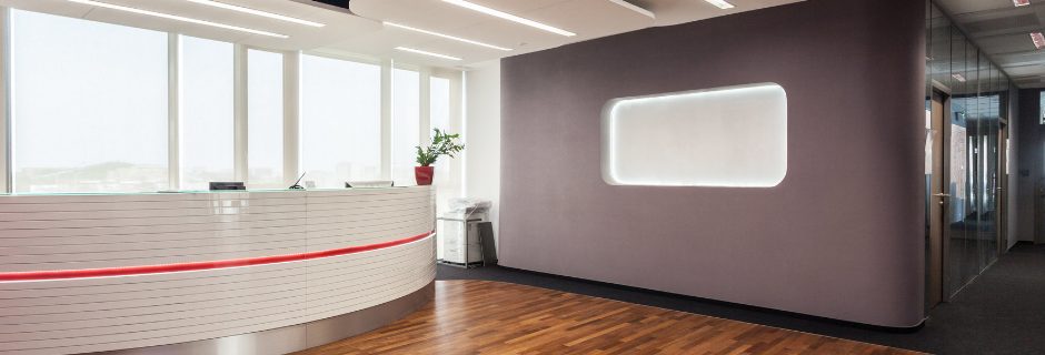 Lichte kantoorreceptie met houten vloer