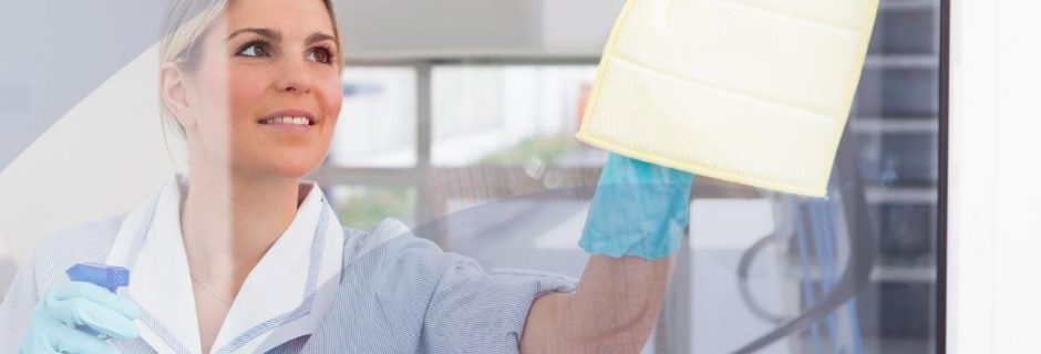 Schoonmaakster reinigt een raam